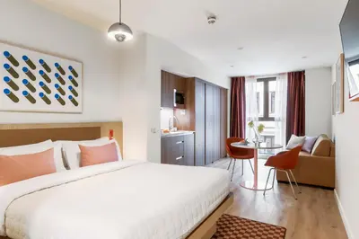 Cama o camas de una habitación en Numa Madrid Fuencarral