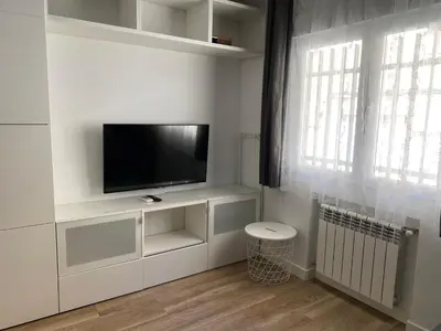 Una televisión o centro de entretenimiento en Smart Studio Madrid Ventas