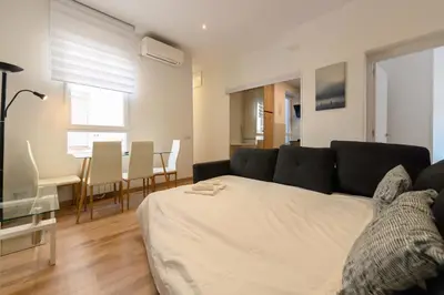 Zona de estar de Apartamento con 2 dormitorios, 2 baños y sofá cama ideal para familias en Madrid Temporal CAR1012