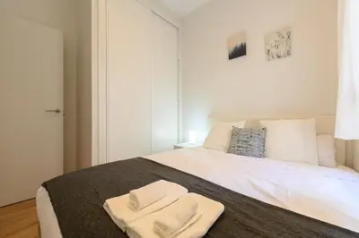 Cama o camas de una habitación en Apartamento con 2 dormitorios, 2 baños y sofá cama ideal para familias en Madrid Temporal CAR1012