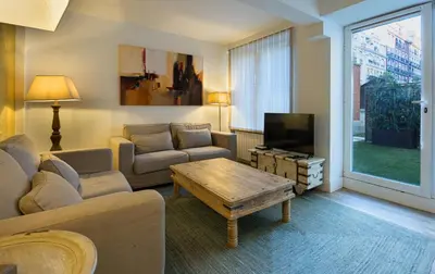 Una televisión o centro de entretenimiento en 4BR Private Garden - Best Location for Families