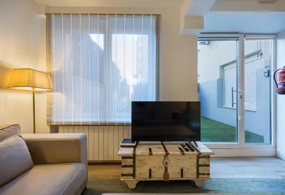 Una televisión o centro de entretenimiento en 4BR Private Garden - Best Location for Families