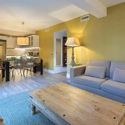 4BR Private Garden - Best Location for Families