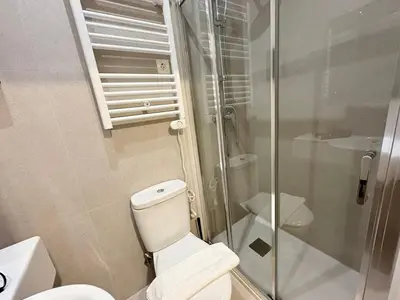 Un baño de Retiro Residence Tulipán