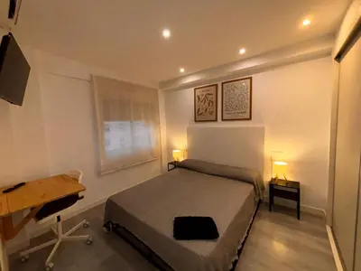 Una televisión o centro de entretenimiento en Rooms Mármol, junto a Puerta Toledo