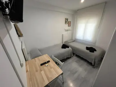 Una televisión o centro de entretenimiento en Rooms Mármol, junto a Puerta Toledo
