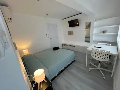 Una televisión o centro de entretenimiento en Rooms Mármol, junto a Puerta Toledo