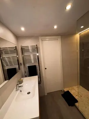 Un baño de Rooms Mármol, junto a Puerta Toledo