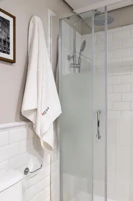 Un baño de Heima Chic Colón Square