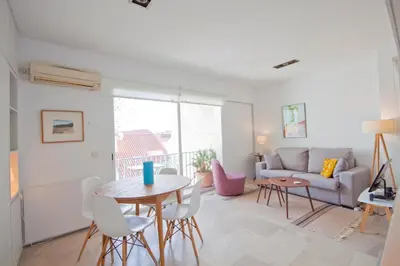 Zona de estar de Refugio soleado sobre los tejados de Chueca