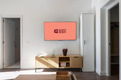 Una televisión o centro de entretenimiento en GuestReady – Quiet and modern apartment in Madrid