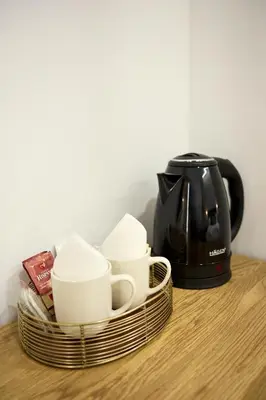 Utensilios para hacer té y café en AC Rooms Madrid Centro