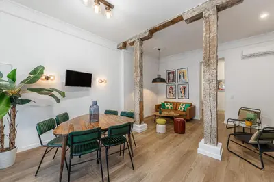 Una televisión o centro de entretenimiento en Queen's Malasaña Boutique I - Alojamiento corta estancia