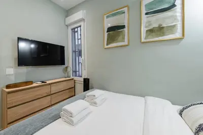 Una televisión o centro de entretenimiento en GuestReady - Lovely flat in the heart of Madrid