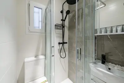Un baño de GuestReady - Lovely flat in the heart of Madrid
