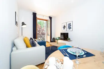 Una televisión o centro de entretenimiento en Apartamentos Plaza de España