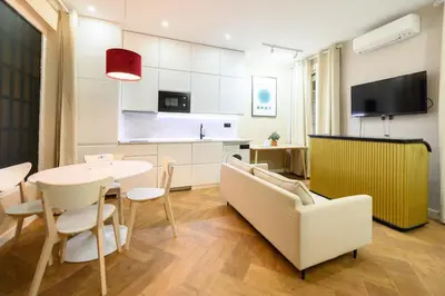 Una televisión o centro de entretenimiento en Acogedor estudio interior con todas las comodidades en el centro de Madrid NDA11BII