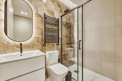 Un baño de Centro XVI Costanilla de Santiago 6BR 6BH