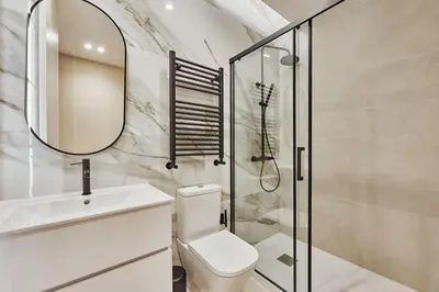 Un baño de Centro XVI Costanilla de Santiago 6BR 6BH