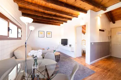 Una televisión o centro de entretenimiento en Apartamentos Puerta Del Sol I