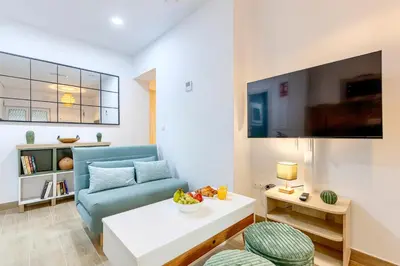 Una televisión o centro de entretenimiento en 