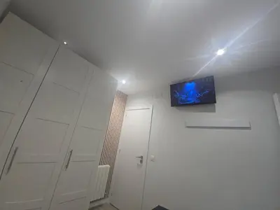Una televisión o centro de entretenimiento en Habitación privada Madrid con baño compartido en Madrid