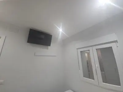 Una televisión o centro de entretenimiento en Habitación privada Madrid con baño compartido en Madrid
