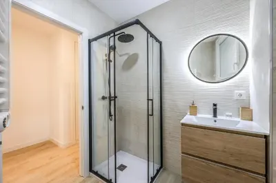 Un baño de Modern Space for Your Madrid Stay