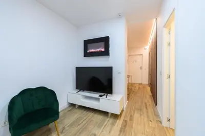 Una televisión o centro de entretenimiento en Amplio piso exterior de 2 dormitorios en Centro de Madrid Temporal SCSD14