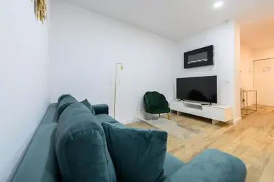 Una televisión o centro de entretenimiento en Amplio piso exterior de 2 dormitorios en Centro de Madrid Temporal SCSD14