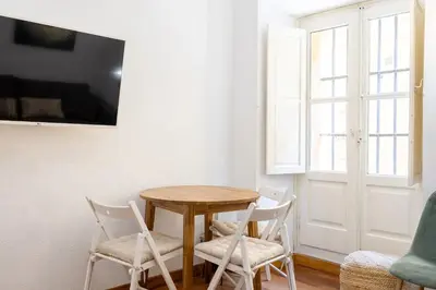 Una televisión o centro de entretenimiento en Suites Toro La Latina -AH