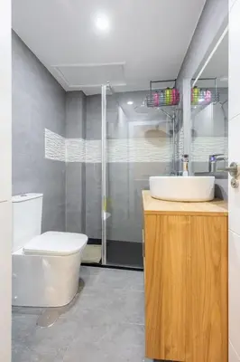 Un baño de Suites Toro La Latina -AH