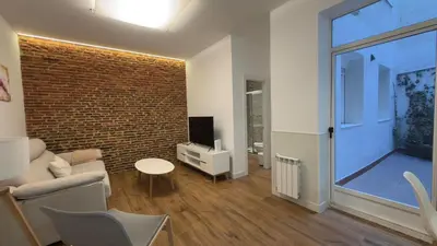 Una televisión o centro de entretenimiento en Comfort in the financial heart of Madrid - María Panes