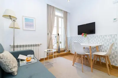 Una televisión o centro de entretenimiento en Apartamentos Gran Via