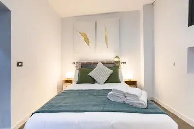 Cama o camas de una habitación en Elegante piso de dos dormitorios en el corazón de Malasaña, Madrid Temporal DFE11SI