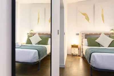 Cama o camas de una habitación en Elegante piso de dos dormitorios en el corazón de Malasaña, Madrid Temporal DFE11SI