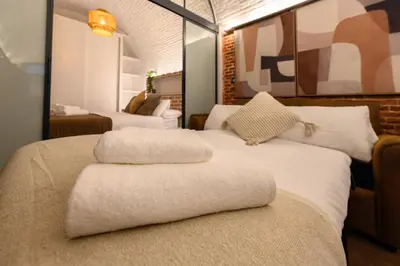 Cama o camas de una habitación en Elegante piso de dos dormitorios en el corazón de Malasaña, Madrid Temporal DFE11SI