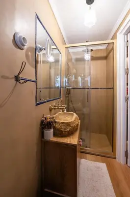 Un baño de GuestReady- Cosy apartment for two