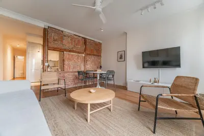 Una televisión o centro de entretenimiento en Modern bright - 2 Bedrooms 1 Bathroom -Lavapiés