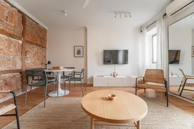 Una televisión o centro de entretenimiento en Modern bright - 2 Bedrooms 1 Bathroom -Lavapiés