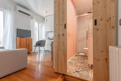 Una televisión o centro de entretenimiento en Cozy central - 1Bedroom 1Bathroom - Sol