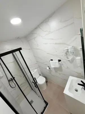 Un baño de CH DIDI Colonia