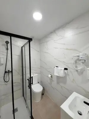 Un baño de CH DIDI Colonia