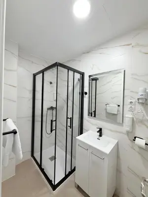 Un baño de CH DIDI Colonia