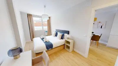 Cama o camas de una habitación en Stunning penthouse in Cuatro Caminos for 4 pax - Artistas 1
