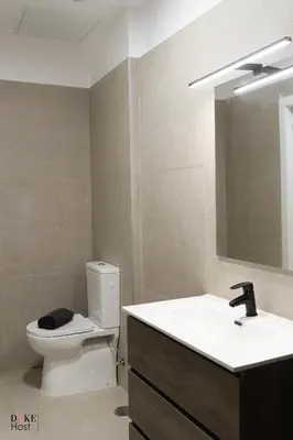 Un baño de Malasaña Urban Rooms