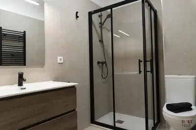 Un baño de Malasaña Urban Rooms