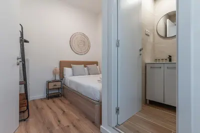 Cama o camas de una habitación en Charmingly renovated -2Bdrs 2Baths -Atocha
