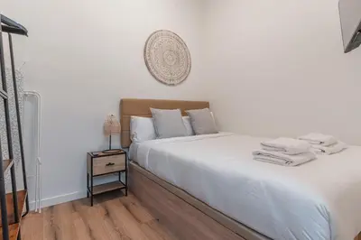 Cama o camas de una habitación en Charmingly renovated -2Bdrs 2Baths -Atocha