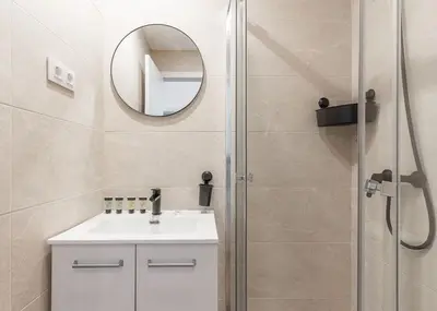 Un baño de Charmingly renovated -2Bdrs 2Baths -Atocha